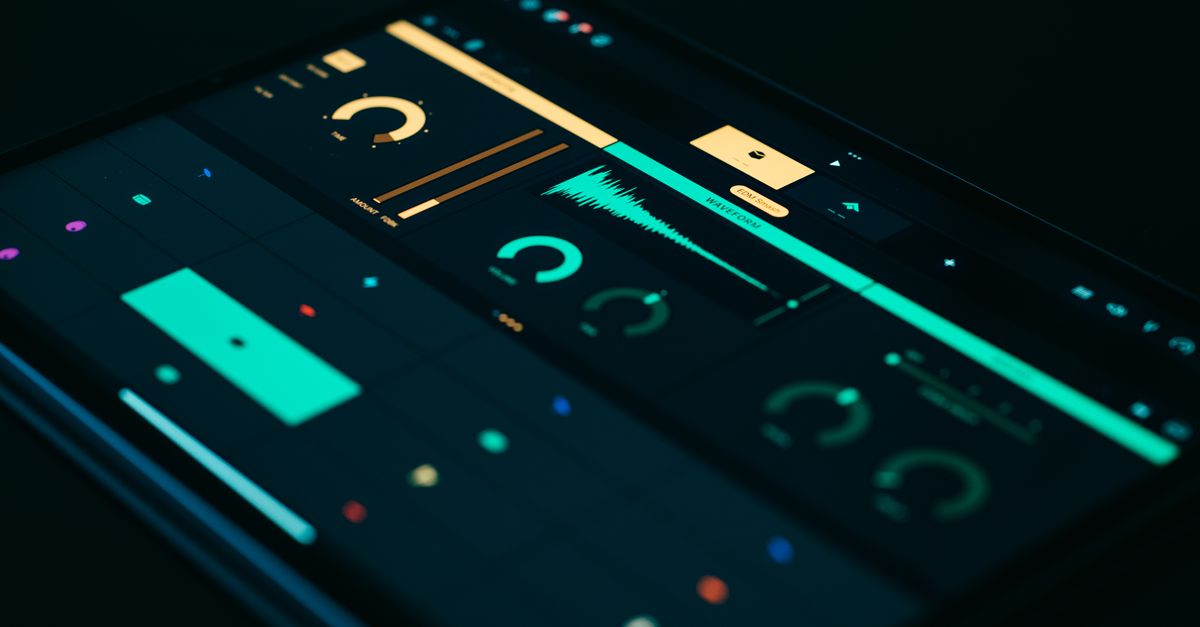Primer plano de una onda de sonido representada en una pantalla oscura con líneas luminosas
